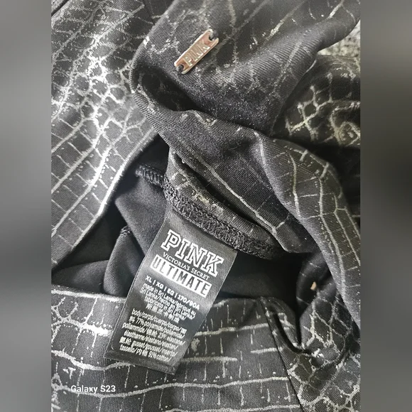 PINK Victoria's Secret Black Crocodile Print Leggings - Picture 3 of 4